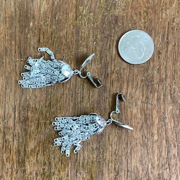 Vintage 1960s Sarah Coventry Silver tone Scroll link tassel clip on earrings - Picture 6 of 6